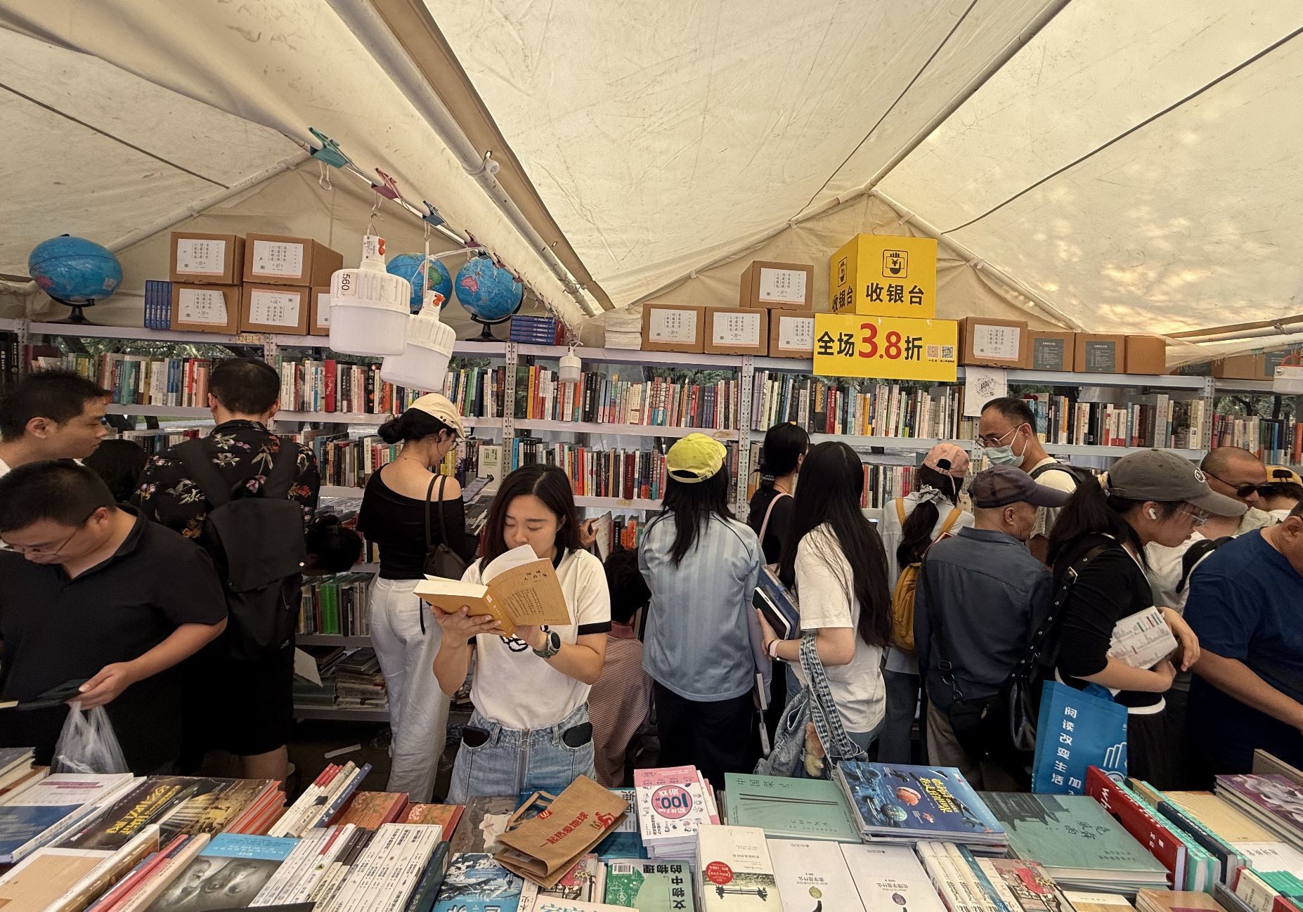 Visiteurs parcourant de nombreux livres à la Foire du livre Ditan 2026, 19 septembre 2026, Zaruhi Poghosyan /CGTN