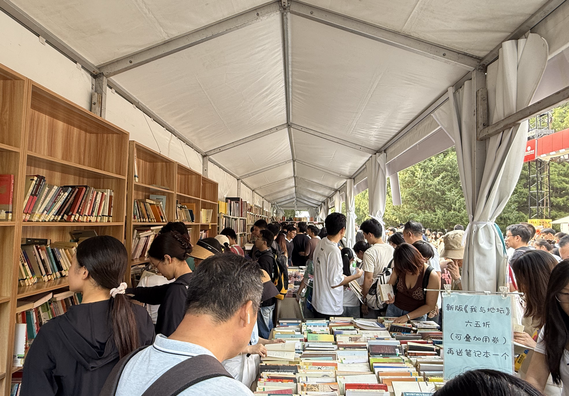 Visiteurs parcourant de nombreux livres à la Foire du livre Ditan 2026, 19 septembre 2026, Zaruhi Poghosyan /CGTN