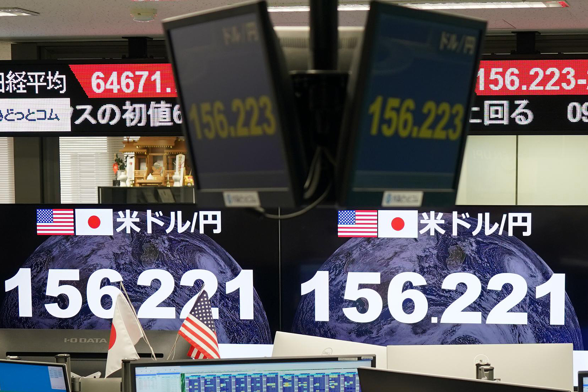 Un tableau électronique affiche le Nikkei Stock Average (Nikkei 225) dans le quartier de Minato, Tokyo, Japon, le 18 septembre 2026. /VCG