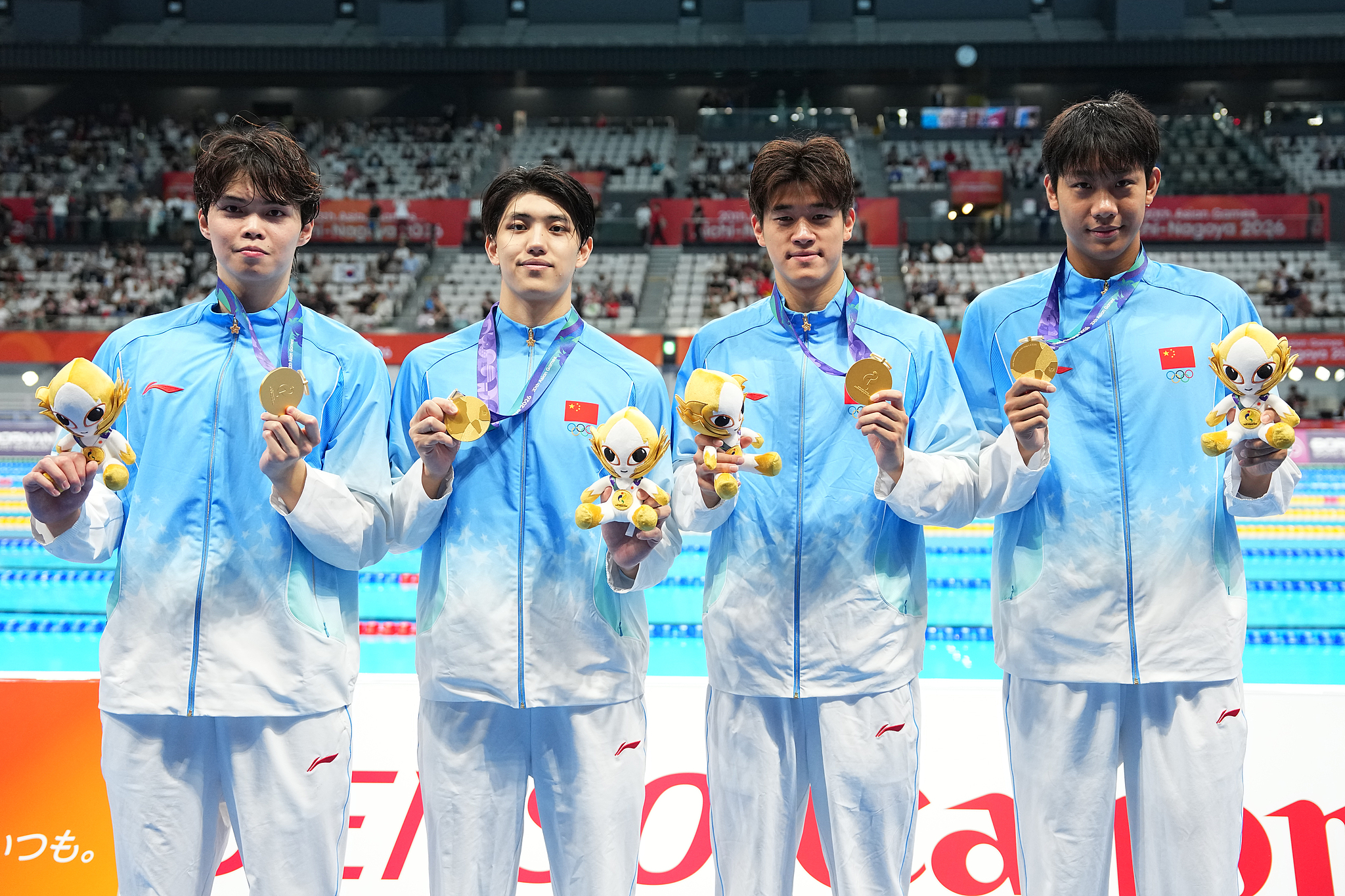 De gauche à droite : Les Chinois Xu Haibo, Fei Liwei, Pan Zhanle et Zhang Zhanshuo posent avec leurs médailles d'or après avoir remporté la finale du relais 4×200 mètres libre masculin aux Jeux asiatiques d'Aichi-Nagoya 2026 à Tokyo, Japon, le 21 septembre 2026. /VCG