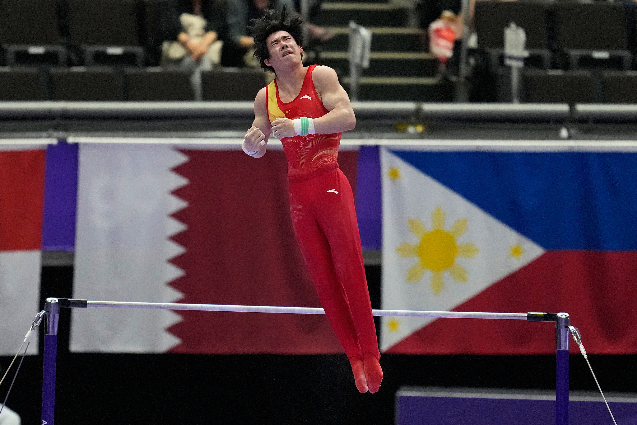 Le Chinois Zhang Boheng participe à la finale du concours multiple masculin de gymnastique artistique aux Jeux asiatiques d'Aichi-Nagoya 2026 à Aichi, au Japon, le 21 septembre 2026. /VCG