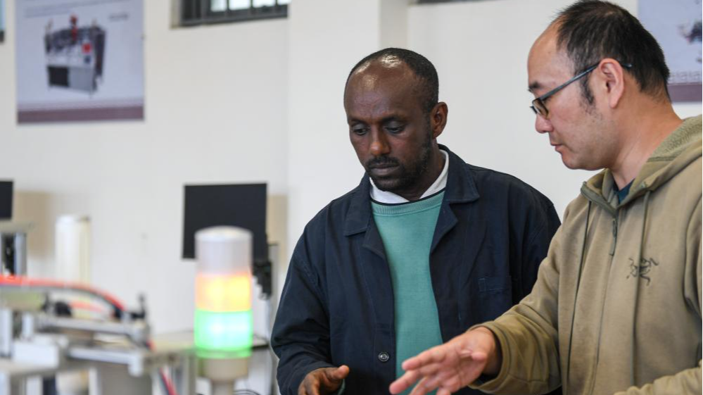 Un responsable chinois d'un atelier Luban s'entretient avec un enseignant local à l'Institut fédéral de formation technique et professionnelle d'Addis-Abeba, en Éthiopie, le 15 février 2024. /Xinhua