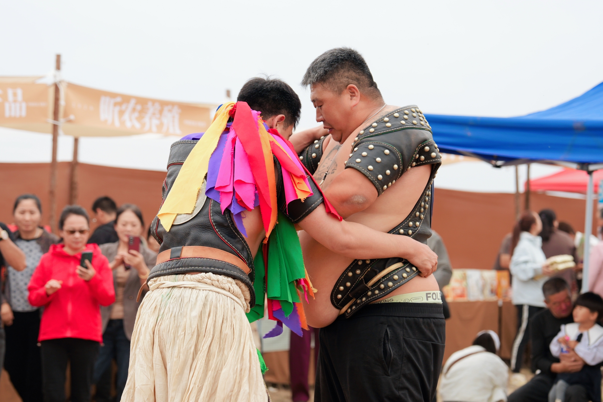 Un spectacle de lutte mongole se déroule lors de l'événement Market Days With Movies à Ordos, dans la région autonome de Mongolie intérieure, dans le nord de la Chine, le 23 septembre 2026. /Photo fournie à CGTN