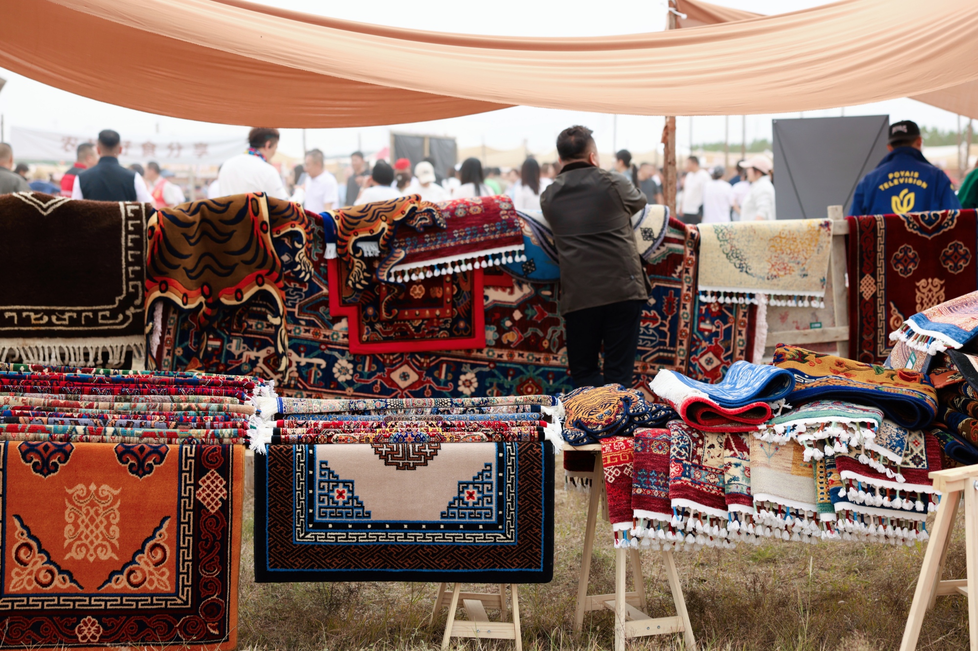 Des objets artisanaux traditionnels sont exposés lors de l'événement Market Days With Movies à Ordos, dans la région autonome de Mongolie intérieure (nord de la Chine), le 23 septembre 2026. /Photo fournie à CGTN