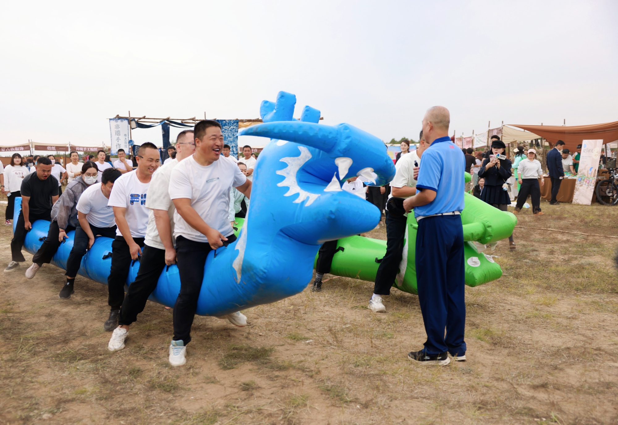 Les visiteurs participent à des activités légères lors de l'événement Market Days With Movies à Ordos, dans la région autonome de Mongolie intérieure, dans le nord de la Chine, le 23 septembre 2026. /Photo fournie à CGTN