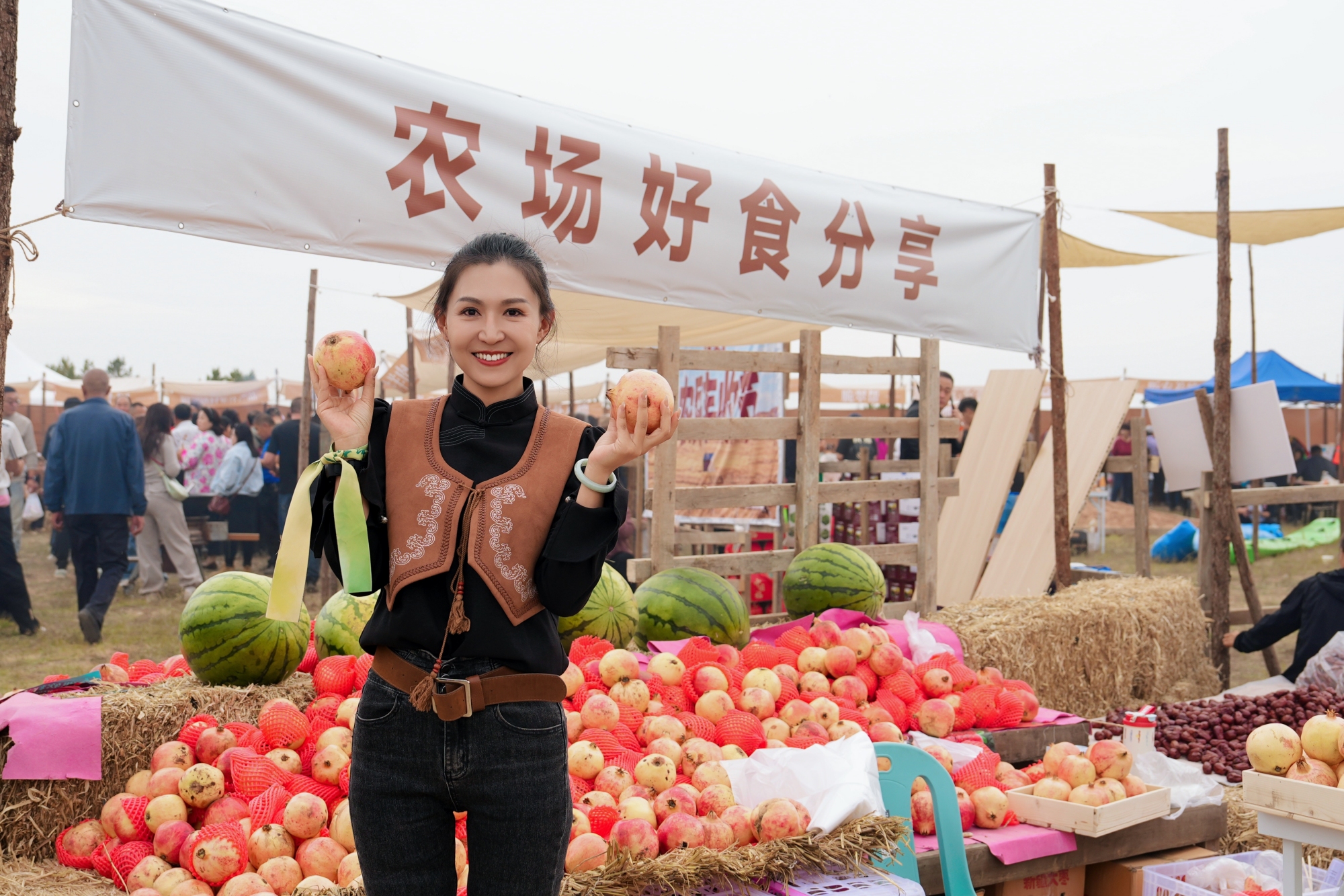 Un visiteur montre des grenades de l'événement Market Days With Movies à Ordos, dans la région autonome de Mongolie intérieure, dans le nord de la Chine, le 23 septembre 2026. /Photo fournie à CGTN