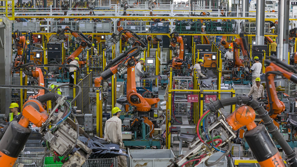 Des robots industriels fonctionnent à grande vitesse dans la province du Zhejiang, en Chine, le 3 septembre 2026. /VCG