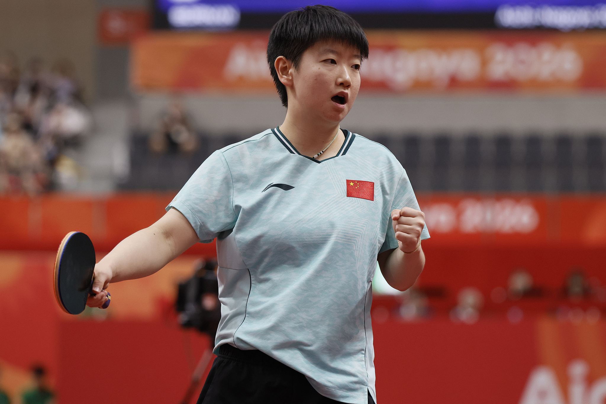 La Chinoise Sun Yingsha célèbre après avoir marqué un point dans un match en simple contre la Japonaise Hina Hayata lors de la finale de l'équipe féminine de tennis de table aux Jeux asiatiques d'Aichi-Nagoya 2026 à Aichi, au Japon, le 24 septembre 2026. /VCG