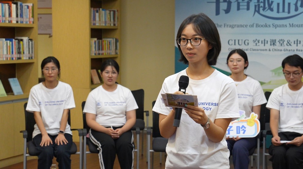 Une étudiante de l’Université de technologie du Zhejiang lit à haute voix le message de sa carte postale aux étudiants ghanéens. /Photo de Yao Jieyang