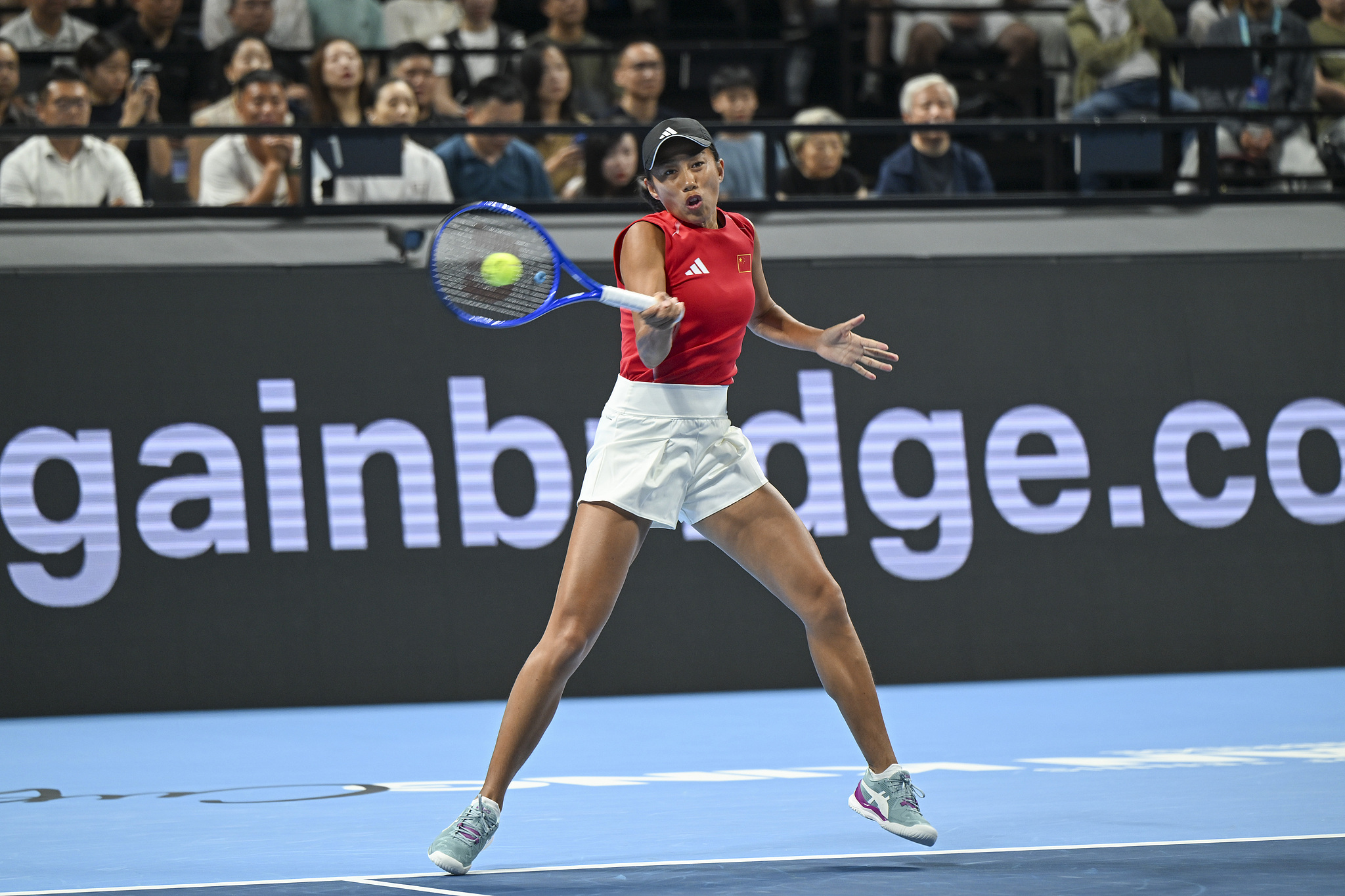 La Chinoise Zhang Shuai frappe l'Italienne Elisabetta Cocciaretto lors d'un match en simple lors de la finale de la Coupe Billie Jean King à Shenzhen, dans la province chinoise du Guangdong (sud), le 24 septembre 2026. /VCG
