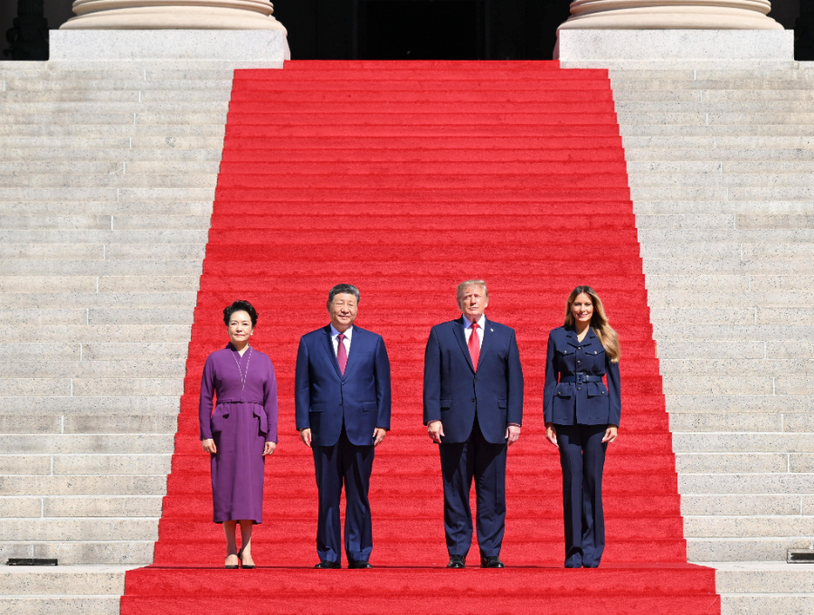 Le président chinois Xi Jinping et son épouse Peng Liyuan visitent les Archives nationales des États-Unis, accompagnés du président américain Donald Trump et de son épouse Melania Trump, après leur thé à Washington, DC, aux États-Unis, le 25 septembre 2026. /Xinhua