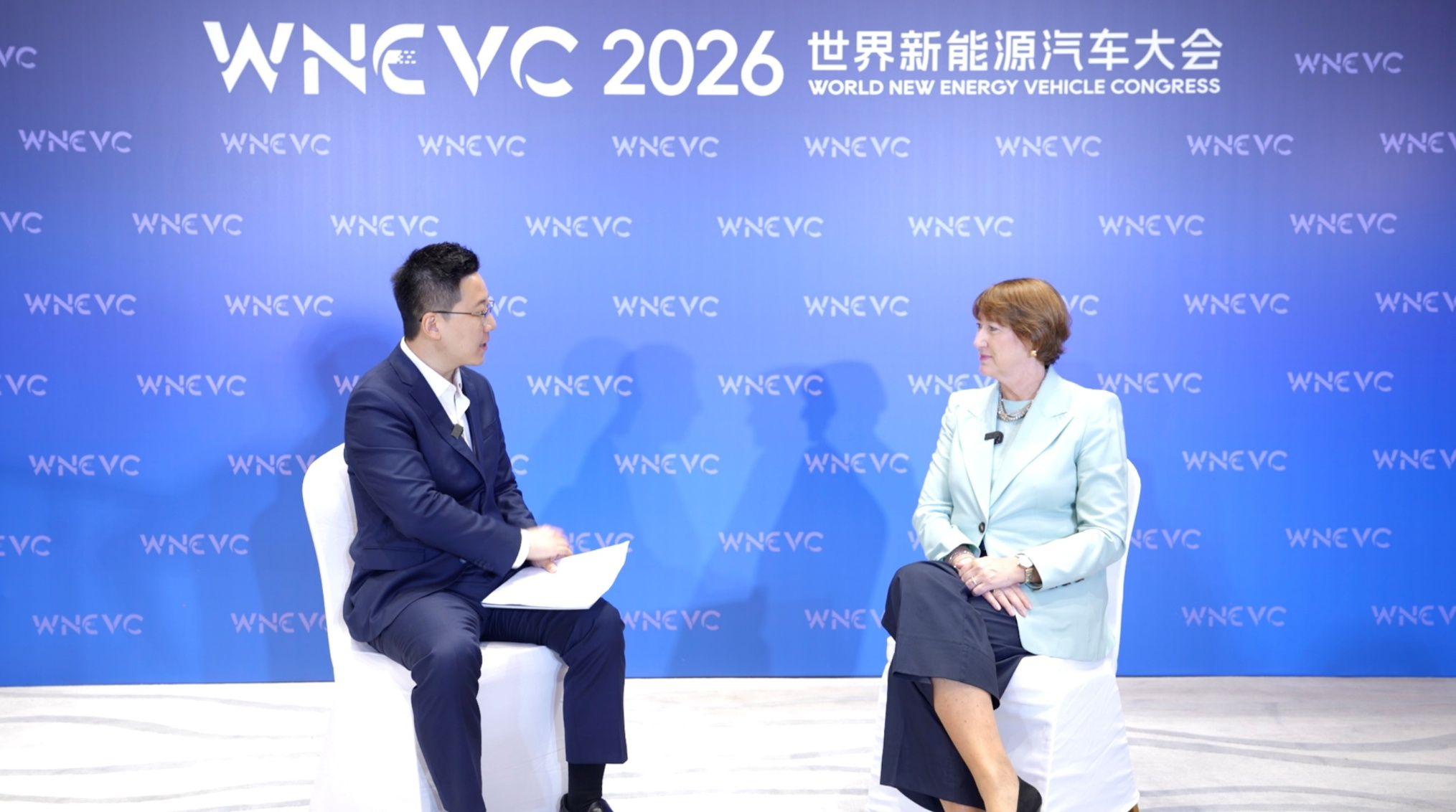 Michael G. Wang (à gauche), présentateur de CGTN, s'entretient avec Hildegard Mueller (à droite), présidente de l'Association allemande de l'industrie automobile, lors du Congrès mondial des véhicules à énergie nouvelle 2026 à Haikou, province de Hainan, Chine, le 22 septembre 2026. /WNEVC