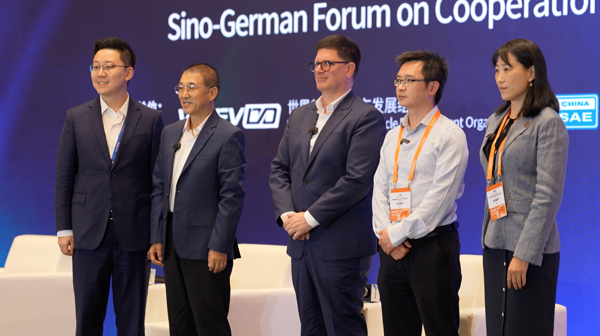 Les participants posent pour une photo de groupe au Forum sino-allemand sur la coopération et le développement des véhicules à énergies nouvelles lors du Congrès mondial des véhicules à énergies nouvelles 2026 à Haikou, province de Hainan, Chine, le 22 septembre 2026. /WNEVC