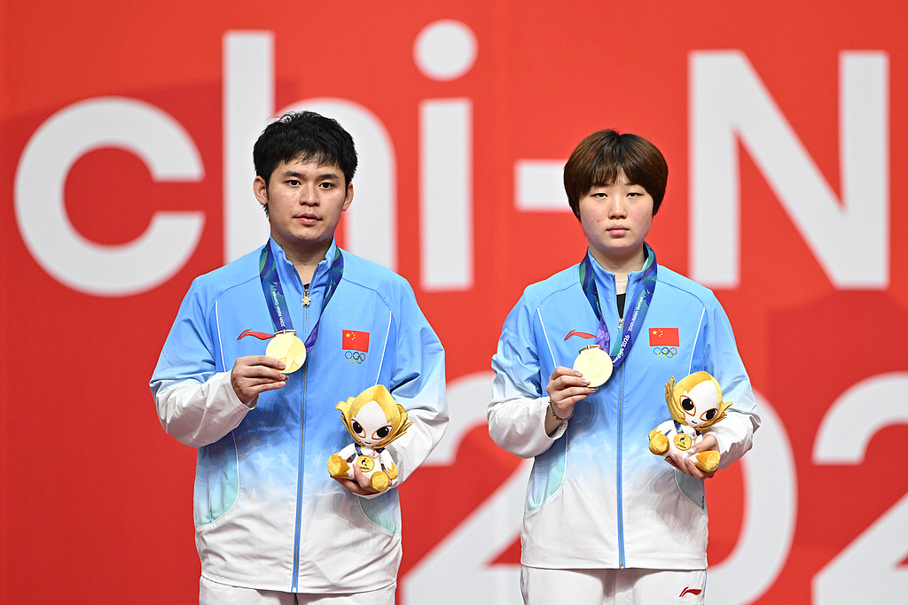 Les Chinois Lin Shidong (à gauche) et Kuai Man posent sur le podium lors de la cérémonie de remise des médailles après la finale du double mixte de tennis de table aux Jeux asiatiques de Nagoya, au Japon, le 26 septembre 2026. /VCG