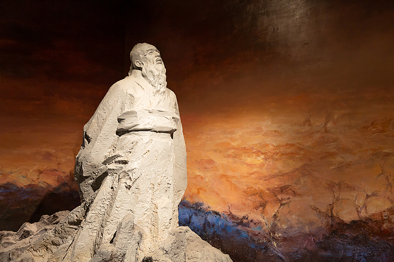 Une statue de Confucius sur la Terre sacrée de Nishan à Qufu, province du Shandong, lieu de naissance du philosophe. /CFP