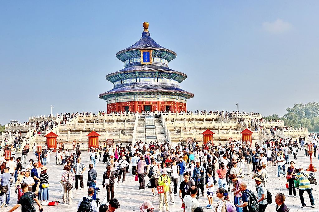 Des touristes visitent le Temple du Ciel pendant les vacances de la Fête de la Mi-Automne, à Pékin, capitale de la Chine, le 26 septembre 2026. /VCG