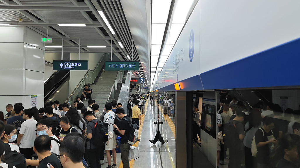 Les passagers arrivent à bord des trains interurbains Guangzhou-Shenzhen à la veille des vacances de la Fête de la Mi-Automne. La ligne a transporté 54 800 passagers, un record, le 24 septembre 2026. /VCG