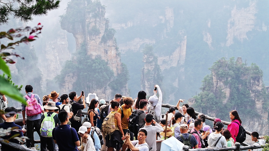 Le parc forestier national de Zhangjiajie attire des touristes nationaux et internationaux pour les vacances de la fête de la mi-automne, province du Hunan, centre de la Chine, le 26 septembre 2026. /VCG