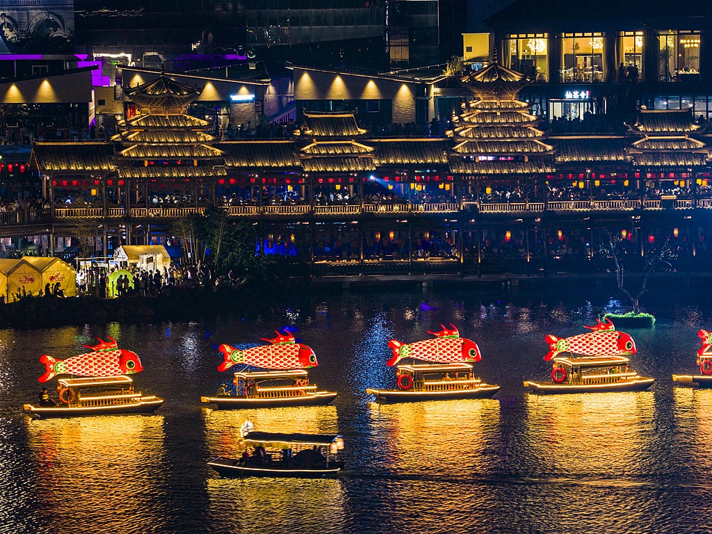 Les résidents et les touristes profitent d'un spectacle culturel en soirée au lac Minge, dans la ville de Nanning, dans la région autonome Zhuang du Guangxi, dans le sud de la Chine, le 25 septembre 2026. /VCG
