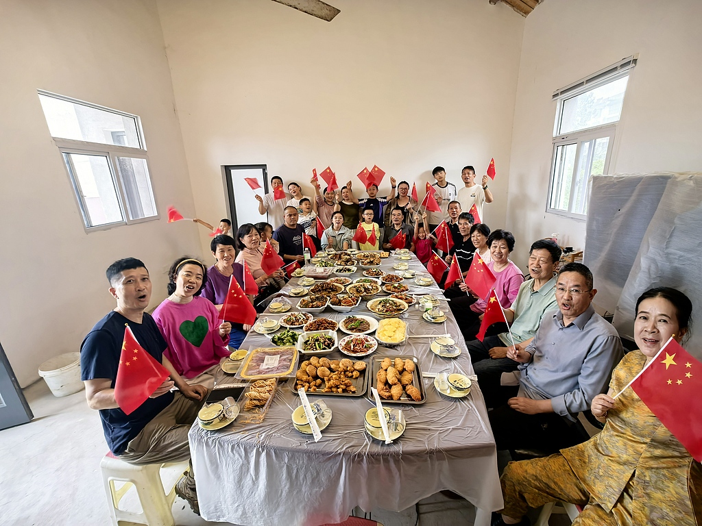 Une famille se rassemble dans une cour rurale du comté de Sihong, ville de Suqian, province du Jiangsu (est de la Chine), le 25 septembre 2026. /VCG
