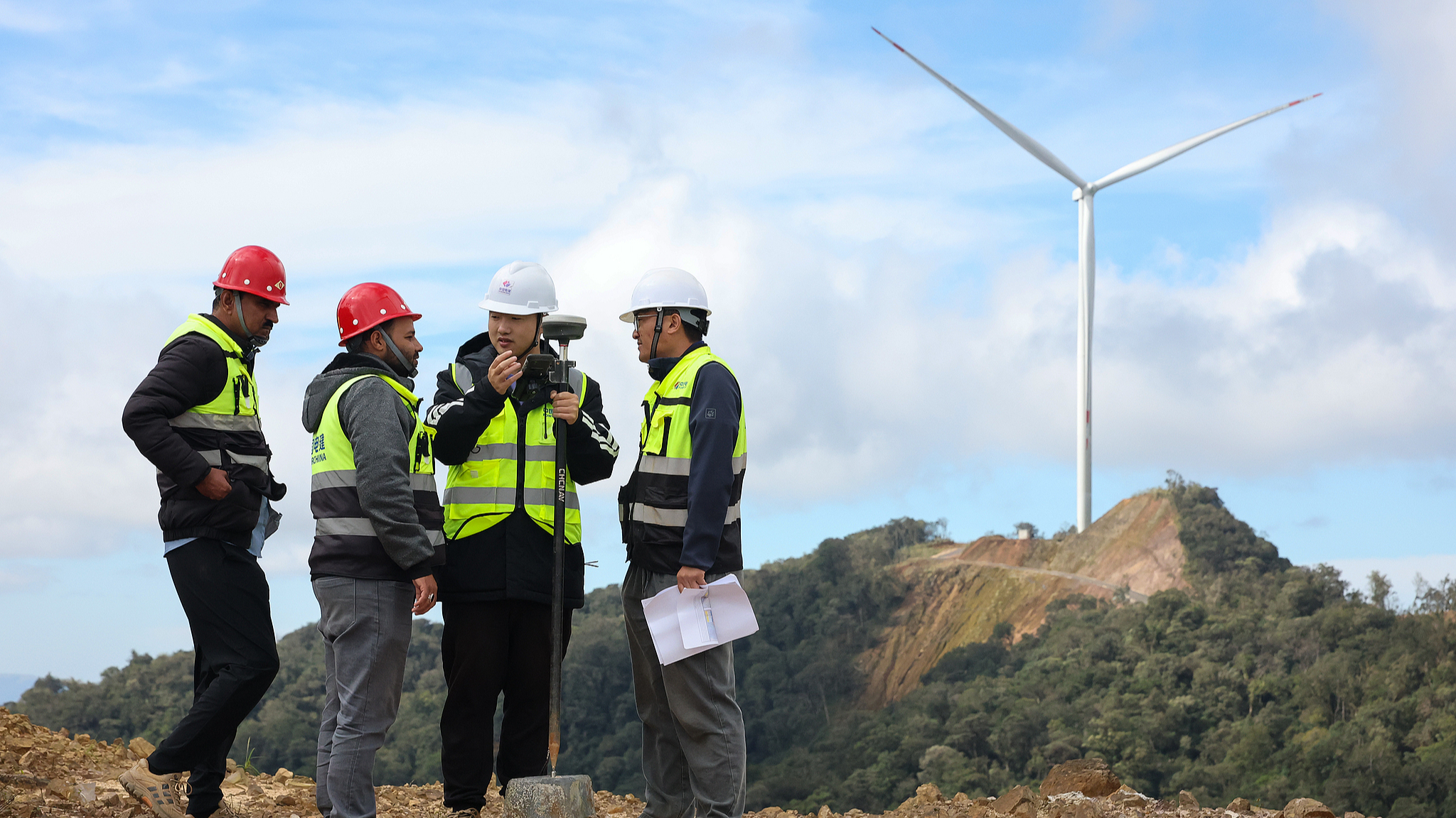 Des ingénieurs chinois et étrangers échangent leurs points de vue sur le projet d'énergie éolienne Monsoon de 600 MW dans le sud du Laos, le 28 décembre 2025. /VCG