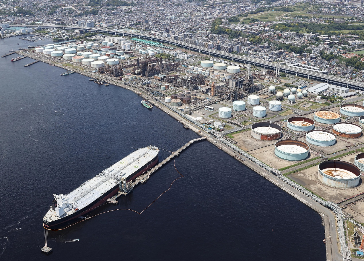 Une photo aérienne montre un pétrolier approchant de la raffinerie ENEOS Negishi dans la ville de Yokohama, Kanagawa, Japon, chargé de pétrole brut en provenance d'Azerbaïdjan, le 12 mai 2026. /VCG