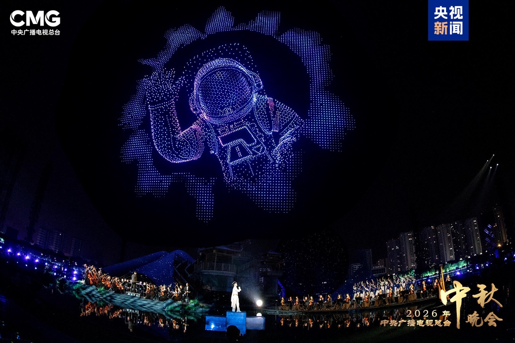 Des drones forment des images de réalisations majeures de l'ingénierie chinoise lors de certaines représentations du gala du festival de la mi-automne 2026 du China Media Group. /CMG