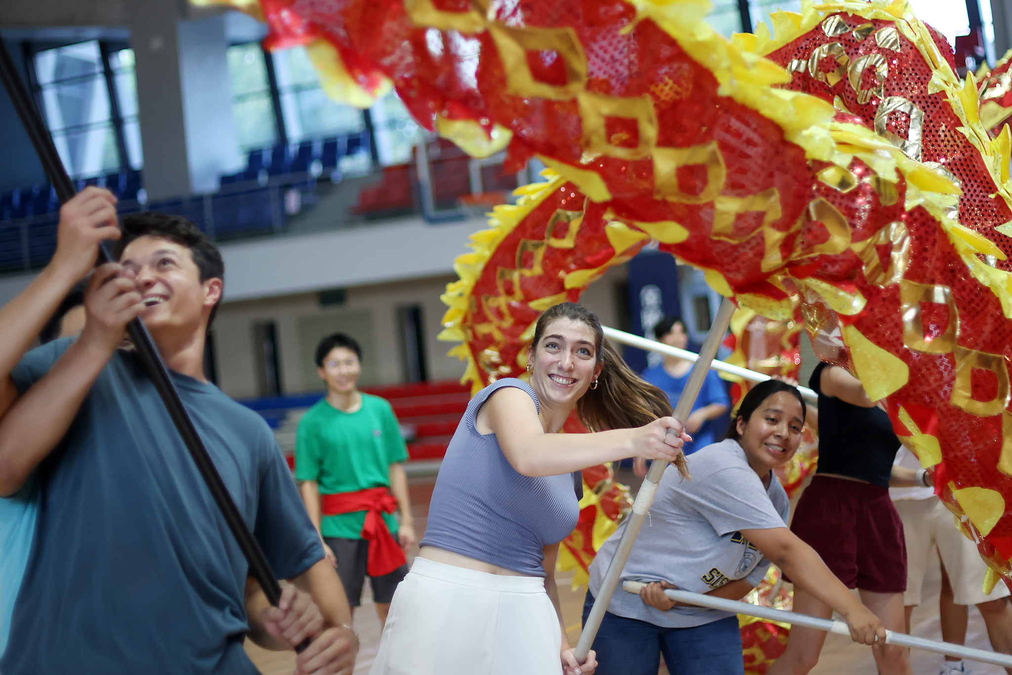 Des étudiants universitaires des États-Unis participent à une danse du dragon à l'Université agricole de Nanjing pour découvrir la culture chinoise, à Nanjing, province du Jiangsu, Chine orientale, le 7 août 2024. /CFP