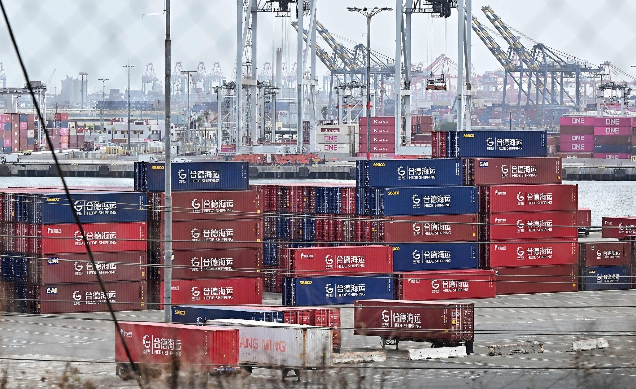 Des conteneurs d'expédition de Hede Shipping, une unité du Hebei Port Group, propriété de l'État chinois, sont empilés dans le port de Los Angeles, en Californie, le 13 octobre 2025. /VCG  