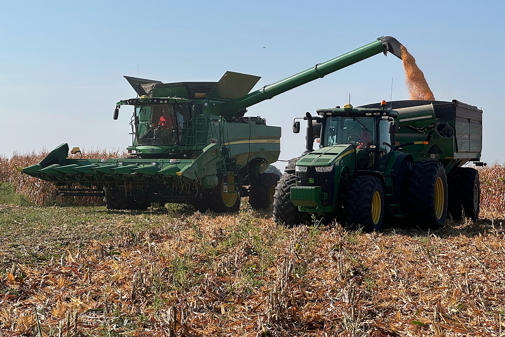 Une moissonneuse-batteuse décharge du maïs dans une charrette à grains près de Forest City, Missouri, États-Unis, le 8 septembre 2026. /VCG
