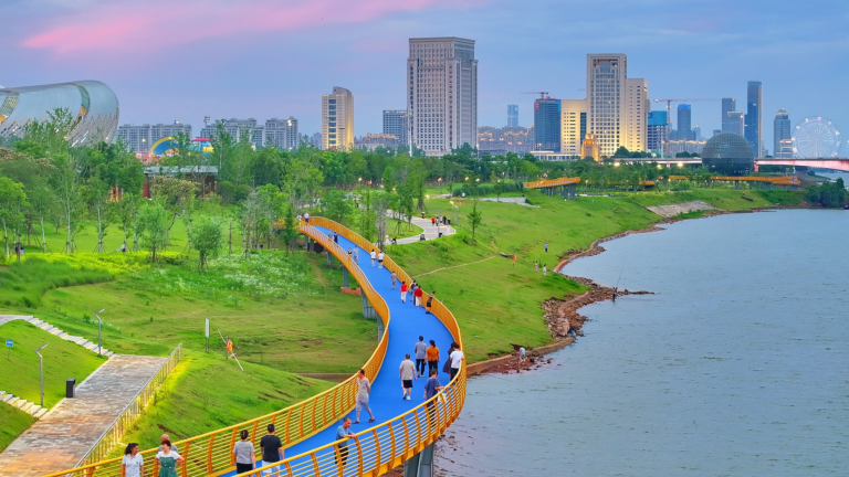 Des résidents faisant de l'exercice au parc citoyen de Ganjiang, dans le district de Honggutan, à Nanchang, dans la province du Jiangxi (est de la Chine), le 14 juin 2025. /VCG