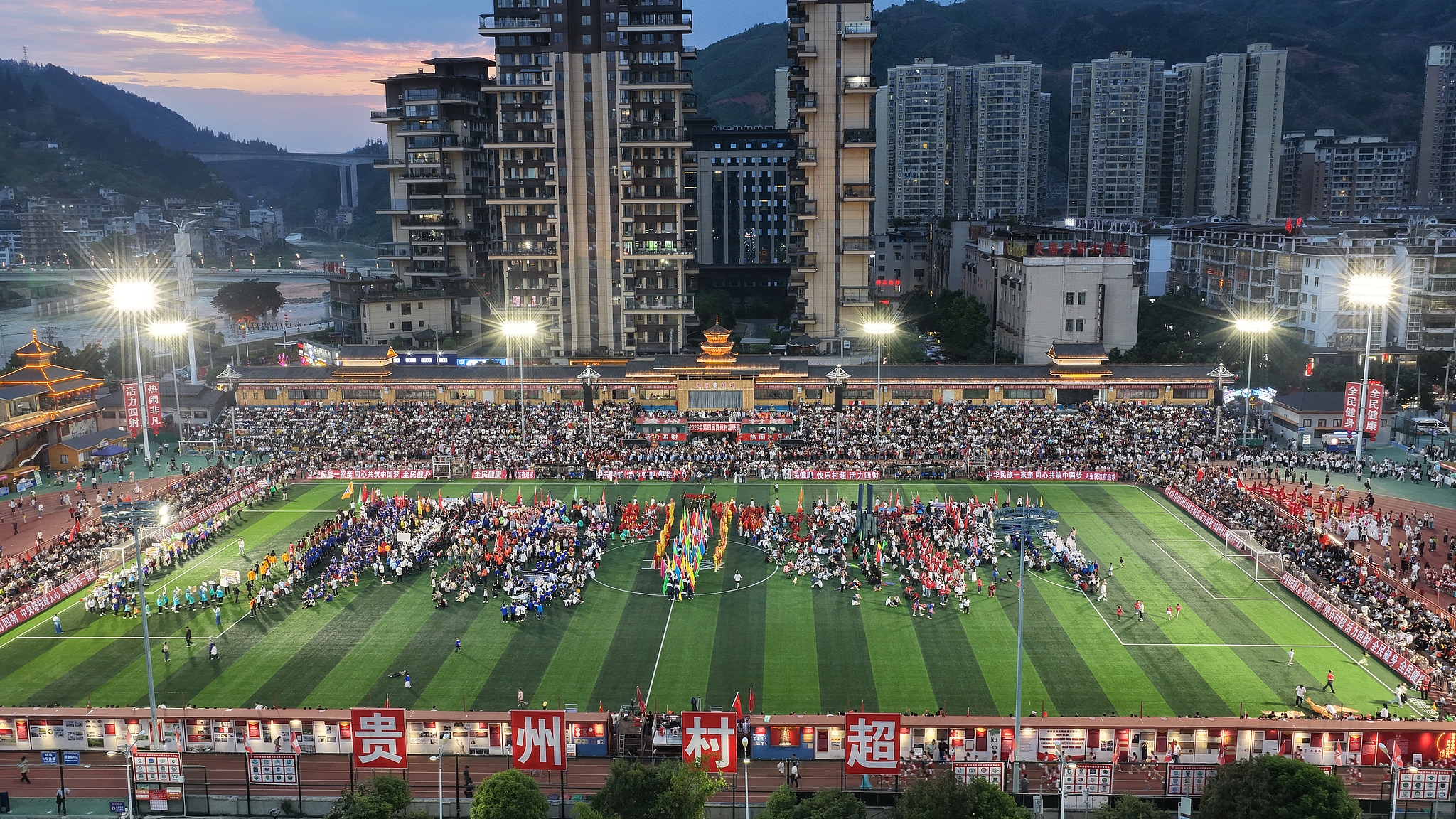 Une vue aérienne de la cérémonie d'ouverture de la Super League du village de Guizhou 2026, ou