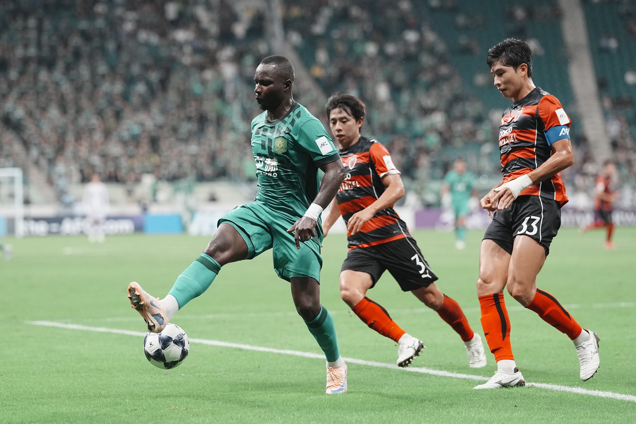 Chadrac Akolo (L) de Beijing Guoan contrôle le ballon contre les Pohang Steelers lors d'un match de la Ligue des Champions de l'AFC Elite East Region League Stage à Pékin, Chine, le 15 septembre 2026. /VCG