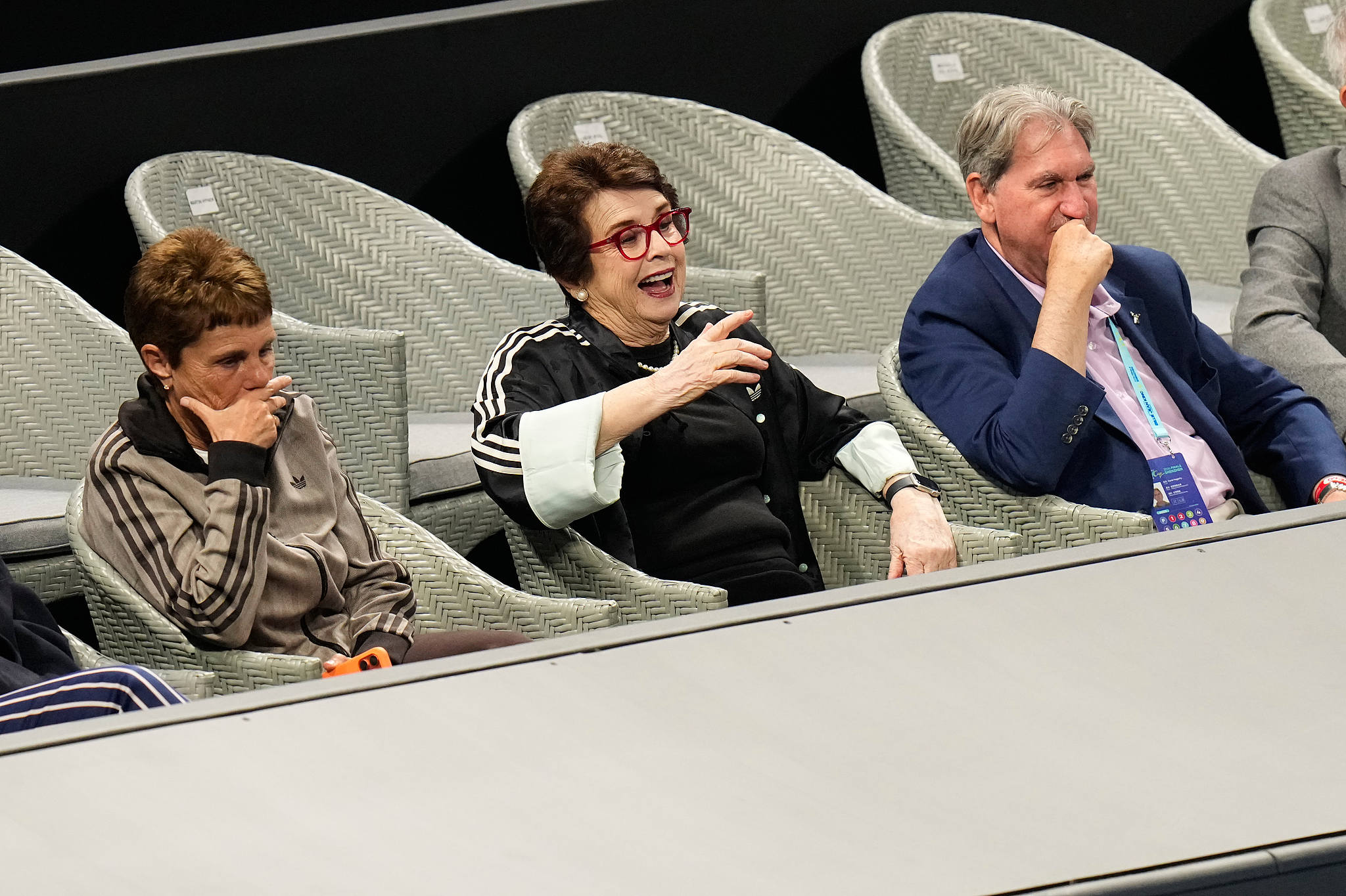 Billie Jean King (au centre) regarde un match entre la Chine et l'Italie lors de la finale de la Coupe Billie Jean King à Shenzhen, dans la province du Guangdong (sud de la Chine), le 24 septembre 2026. /VCG