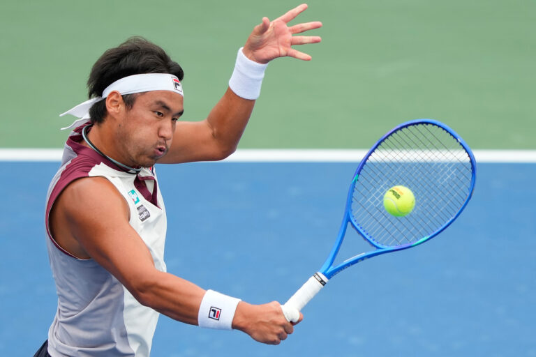 Le Chinois Buyunchaokete réussit un tir lors de son match de premier tour du simple masculin contre l'Espagnol Rafael Jodar à l'US Open dans le Queens, New York, États-Unis, le 2 septembre 2026. /VCG