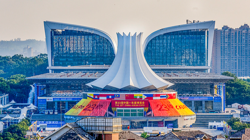 Le Centre international de congrès et d'expositions de Nanning est décoré pour la prochaine exposition Chine-ASEAN à Nanning, dans la région autonome Zhuang du Guangxi (sud de la Chine), le 12 septembre 2026. /CFP