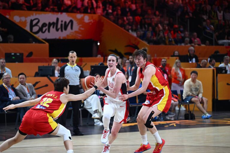 Caitlin Clark brille alors que les États-Unis dominent la Chine lors de l&rsquo;ouverture de la Coupe du monde