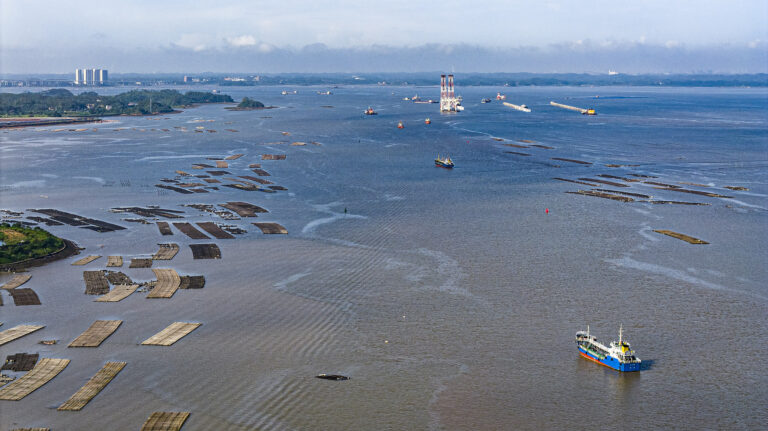 L'estuaire du canal Pinglu à Qinzhou, dans la région autonome Zhuang du Guangxi, dans le sud de la Chine, le 25 août 2026. /VCG