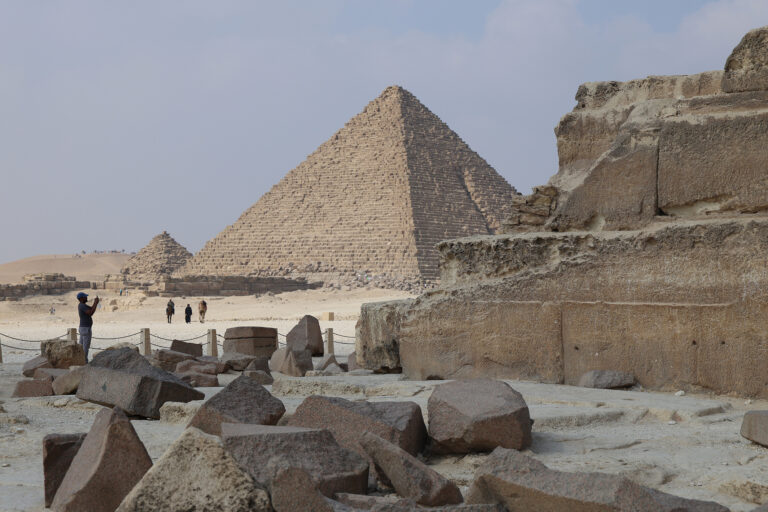Des touristes visitent le site pittoresque des pyramides de Gizeh au Caire, en Égypte, le 31 août 2026. /VCG