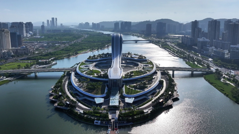 Une vue aérienne de Tianmu Qintai, un monument du front de mer et un complexe urbain dans la zone de coopération approfondie Hengqin Guangdong-Macao à Zhuhai, province du Guangdong, Chine, le 23 juillet 2026. /VCG