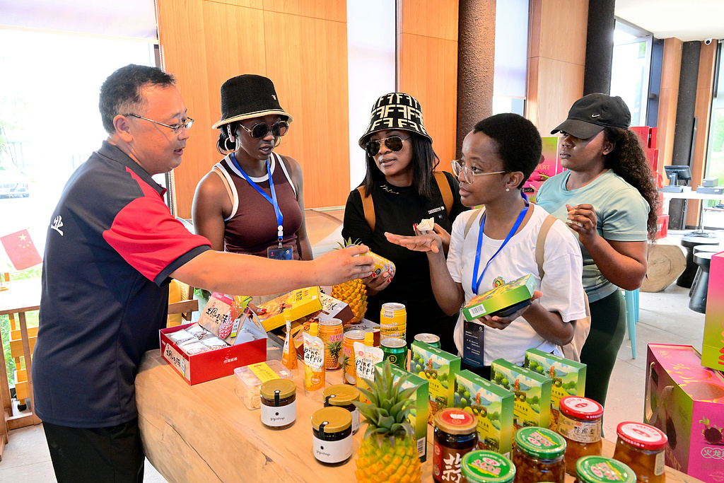 Des universitaires africains découvrent les produits à base de fruits transformés exposés dans un parc industriel de sciences et technologies agricoles à Zhangzhou, dans la province du Fujian (sud-est de la Chine), le 23 mai 2026. /VCG