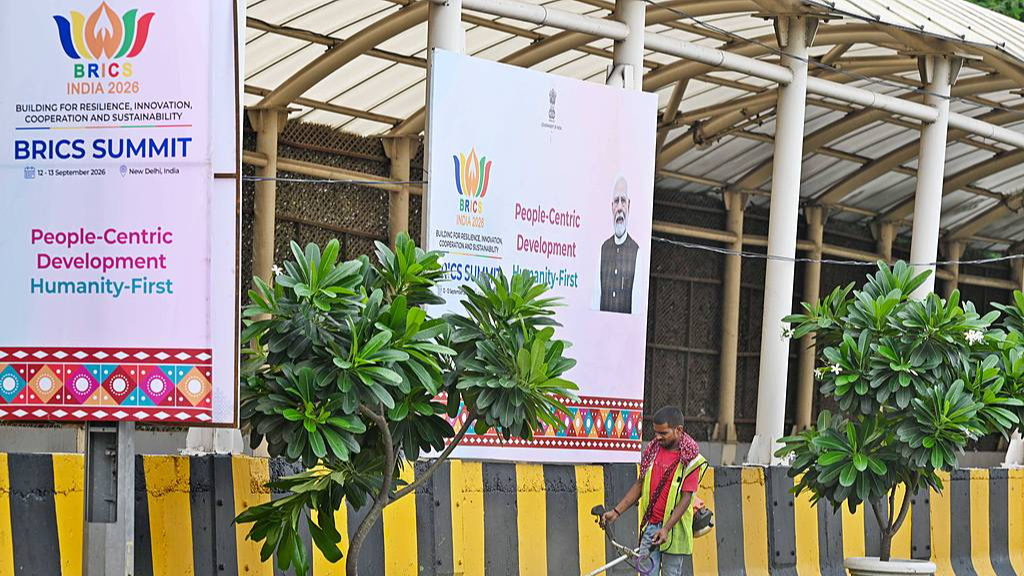 Un travailleur effectue des travaux de préparation près de Bharat Mandapam, où se tiendra le prochain sommet des BRICS à New Delhi, en Inde, le 6 septembre 2026. /VCG