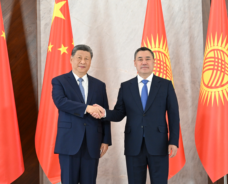 Le président chinois Xi Jinping (à gauche) serre la main du président kirghize Sadyr Japarov à Bichkek, au Kirghizistan, le 31 août 2026. /Xinhua