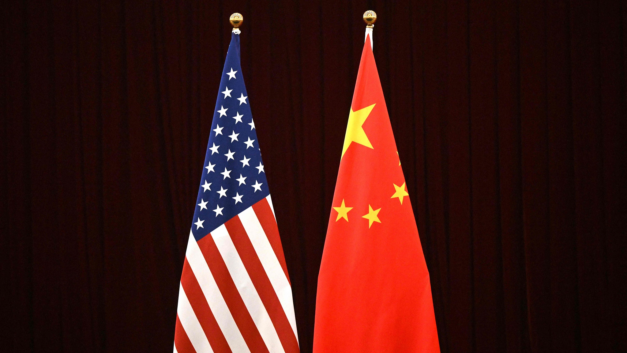 Les drapeaux nationaux de la Chine et des États-Unis à Guangzhou, dans la province chinoise du Guangdong (sud), le 5 avril 2024. /CFP