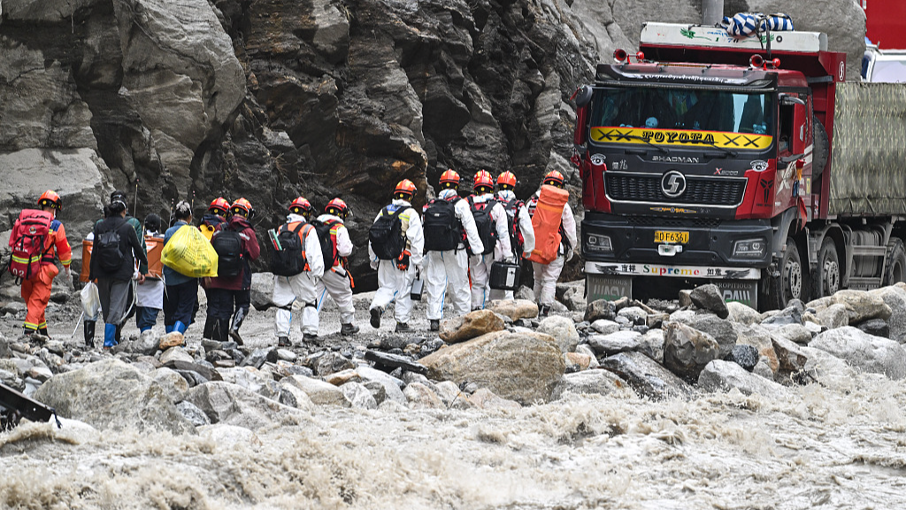 Le personnel de secours mène des opérations de recherche et de sauvetage dans la zone sinistrée du port de Gyirong, dans la région autonome de Xizang (sud-ouest de la Chine), le 2 septembre 2026. /VCG