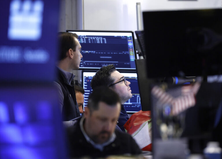 Des traders travaillent sur le parquet de la Bourse de New York à Wall Street, New York, États-Unis, le 15 septembre 2026. / VCG
