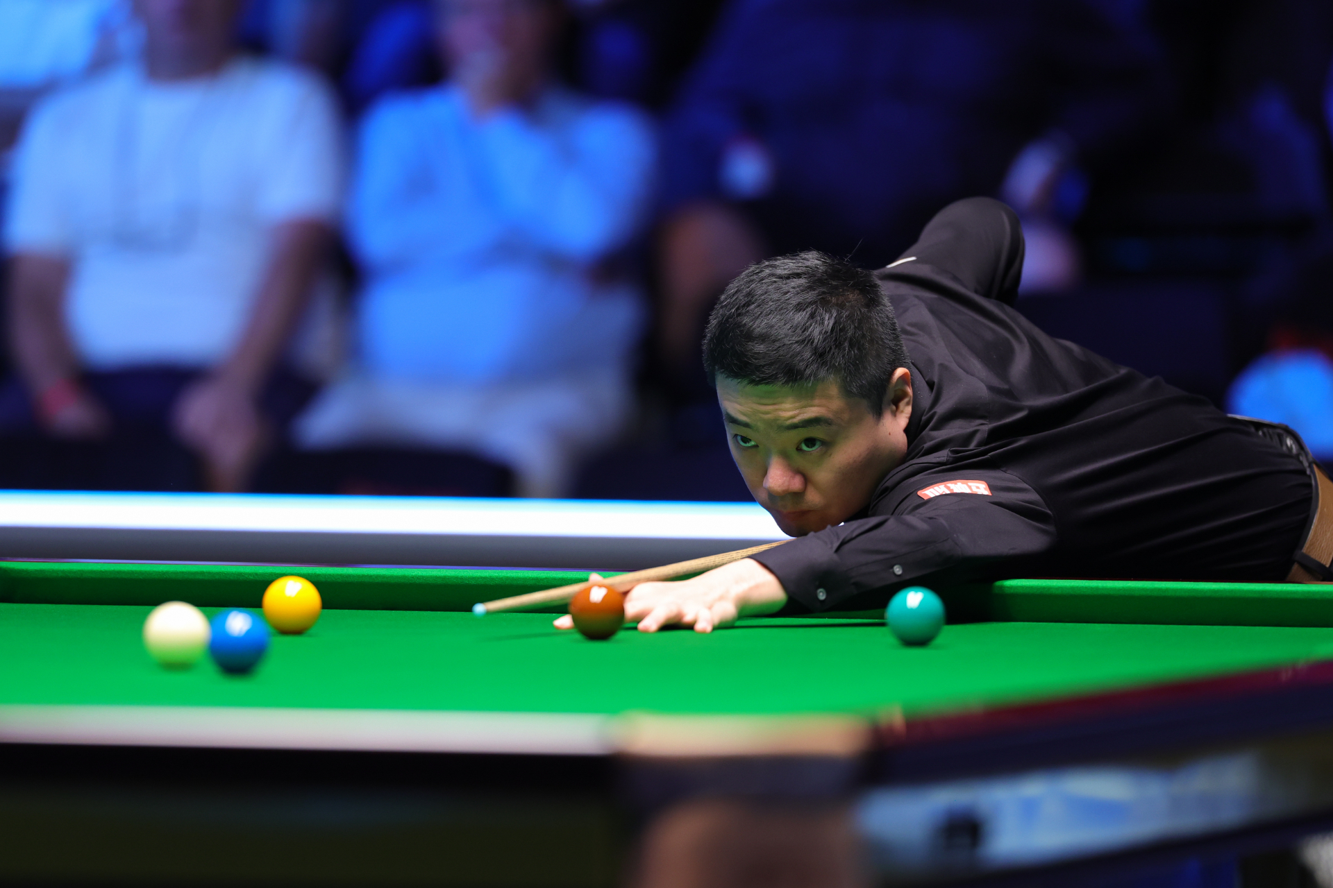 Le Chinois Ding Junhui se prépare à tirer contre l'Anglais Kyren Wilson lors d'un match quart de finale au WST English Open à Brentwood, en Angleterre, le 11 septembre 2026. /WST