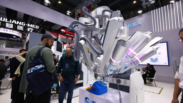 Un robot chirurgical développé par Surgerii Robotics est exposé au 93e Salon international du matériel médical de Chine (CMEF) à Shanghai, en Chine, le 9 avril 2026. /VCG