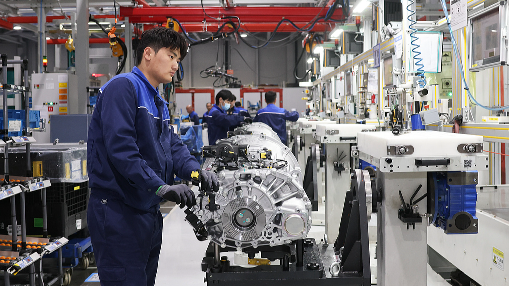 Des ouvriers utilisent des machines sur une chaîne de production dans une usine en coentreprise située dans la base de fabrication avancée de la zone de développement économique et technologique de Jiaxing, à Jiaxing, dans la province du Zhejiang (est de la Chine), le 3 avril 2026. /VCG