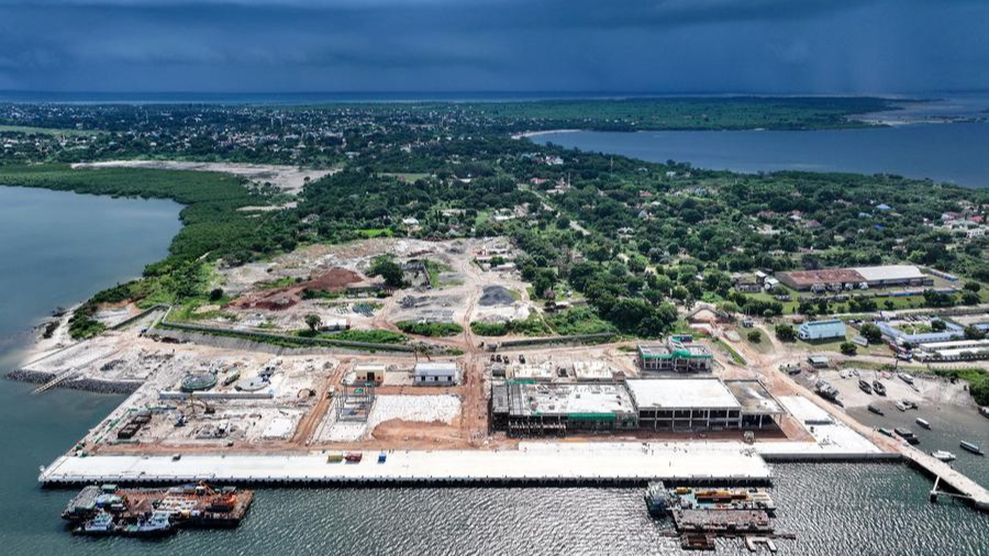 Une vue aérienne du port de pêche de Kilwa, le premier port de pêche moderne à grande échelle de Tanzanie, en construction par China Harbour Engineering Company Ltd., Tanzanie, le 23 avril 2025. /Xinhua